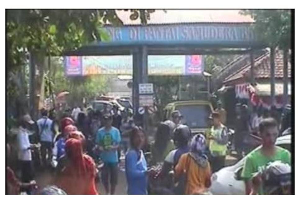 Pantai Samudra Baru Dipadati Pengunjung