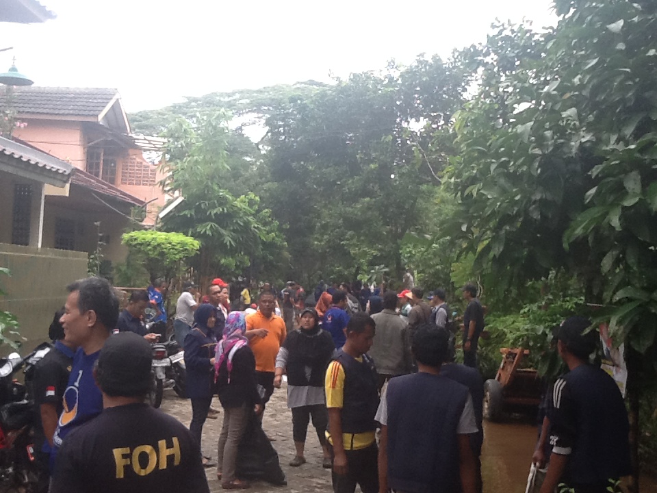 NasDem Gotong Royong Bersihkan Lingkungan