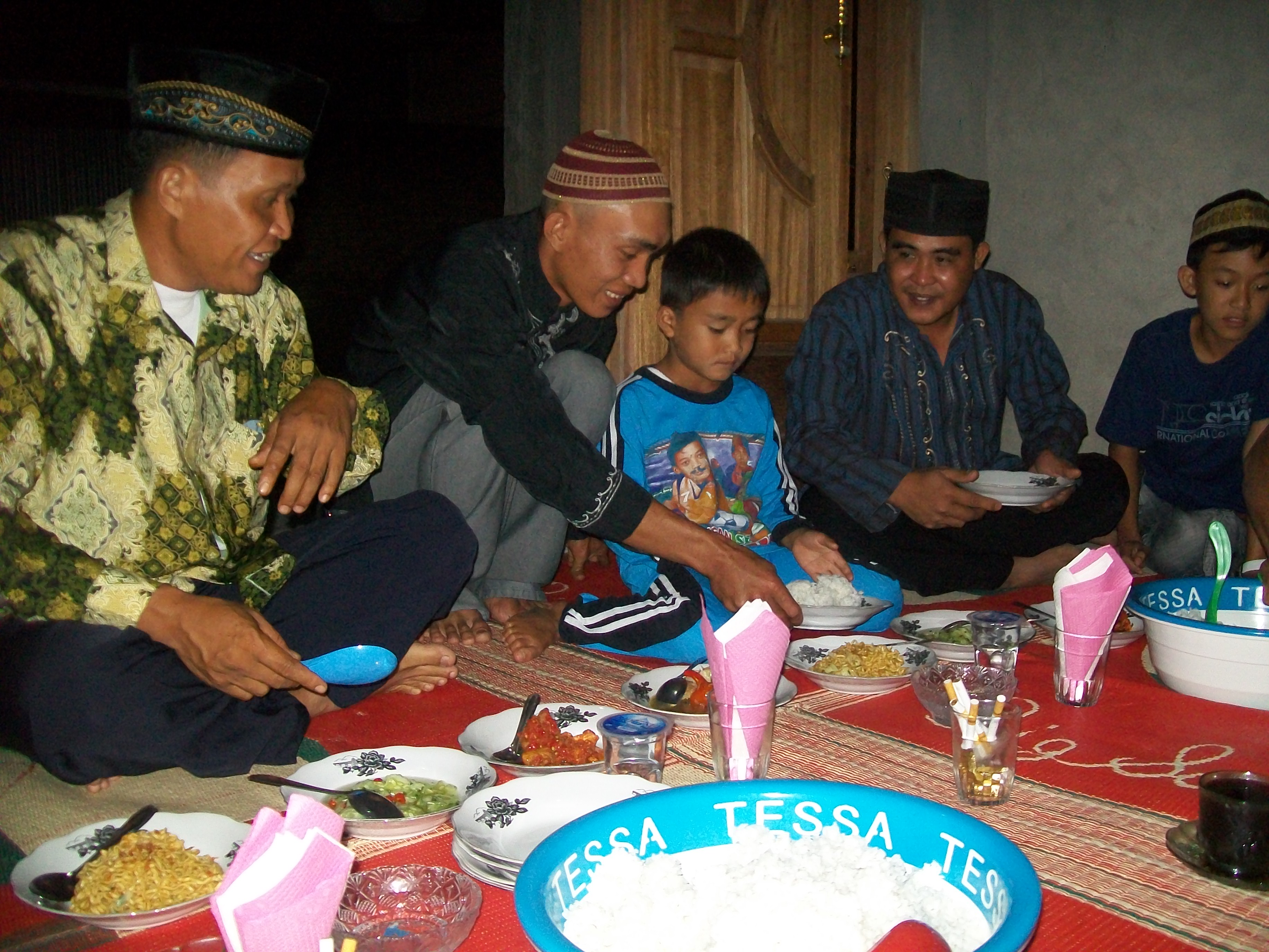 tradisi syukuran di rumah warga